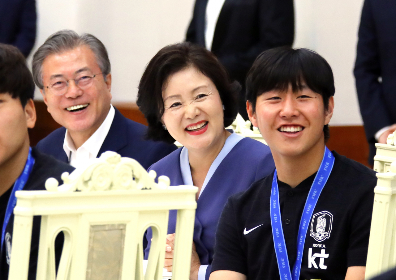 문재인 대통령과 부인 김정숙 여사가 19일 오후 청와대 본관에서 열린 2019 국제축구연맹(FIFA) U20 월드컵 축구대표팀 초청 만찬에서 '골든볼' 이강인(맨 오른쪽) 선수와 함께 대회 경기 하이라이트 및 유명 인사 축하 메시지를 보며 활짝 웃고 있다. [연합]
