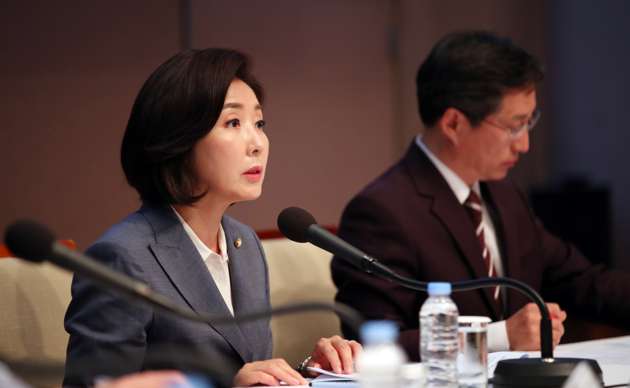 <YONHAP PHOTO-2723> 관훈클럽 초청 토론회 참석한 나경원 (서울=연합뉴스) 김인철 기자 = 자유한국당 나경원 원내대표가 20일 서울 중구 프레스센터에서 열린 관훈클럽 초청 토론회에서 발언 하고 있다. 2019.6.20 yatoya@yna.co.kr/2019-06-20 10:09:43/ <저작권자 ⓒ 1980-2019 ㈜연합뉴스. 무단 전재 재배포 금지.>
<YONHAP PHOTO-2723> 관훈클럽 초청 토론회 참석한 나경원 (서울=연합뉴스) 김인철 기자 = 자유한국당 나경원 원내대표가 20일 서울 중구 프레스센터에서 열린 관훈클럽 초청 토론회에서 발언 하고 있다. 2019.6.20 yatoya@yna.co.kr/2019-06-20 10:09:43/ <저작권자 ⓒ 1980-2019 ㈜연합뉴스. 무단 전재 재배포 금지.>