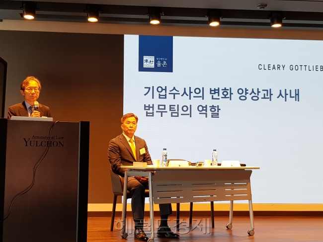 윤세리 법무법인 율촌 명예 대표변호사(왼쪽), 김경수 변호사(오른쪽)[이민경 기자/think@heraldcorp.com]