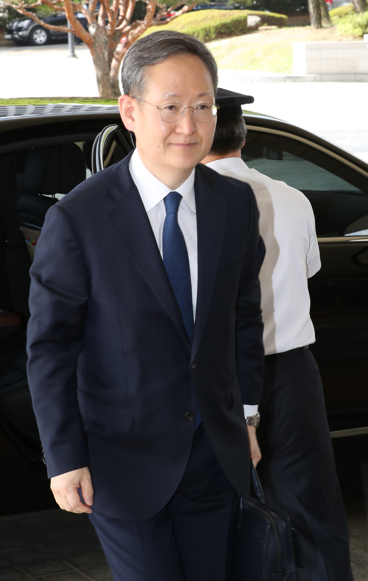 봉욱 대검찰청 차장검사가 지난 17일 오전 서울 서초구 대검찰청으로 출근하고 있다. [연합]