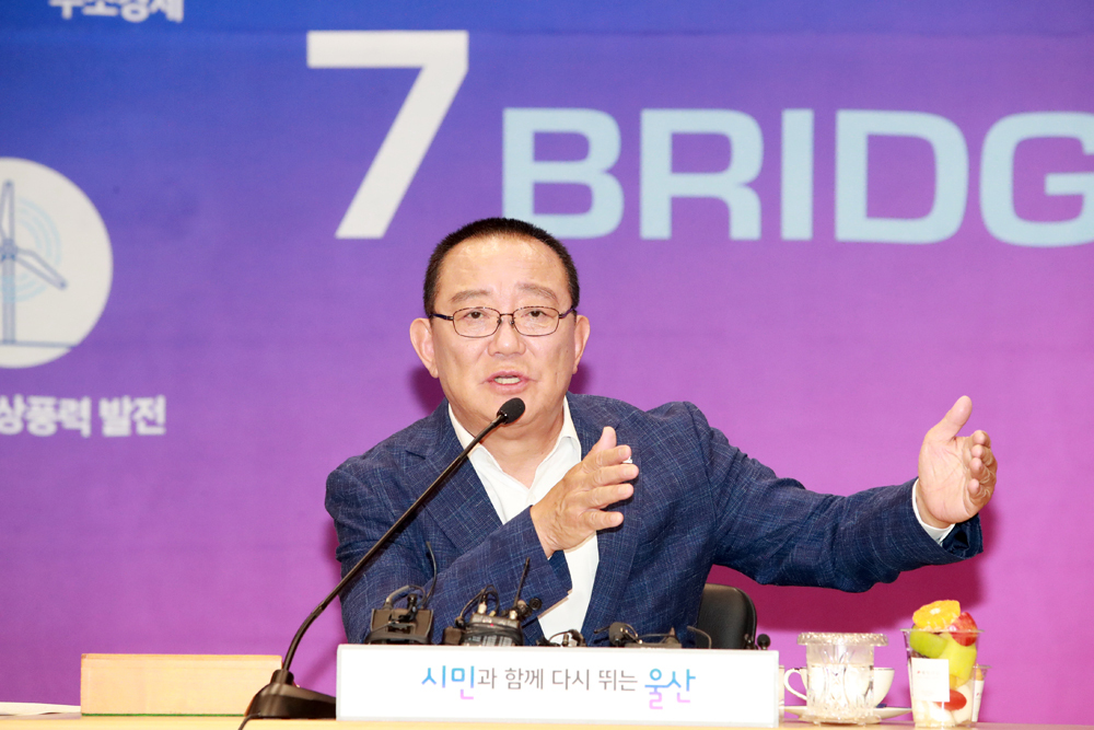 20일 송철호 시장이 울산시청 프레스센터에서 기자회견을 갖고 민선7기 1년간의 시정성과를 발표하는 기자간담회를 갖고 있다.[울산시 제공]