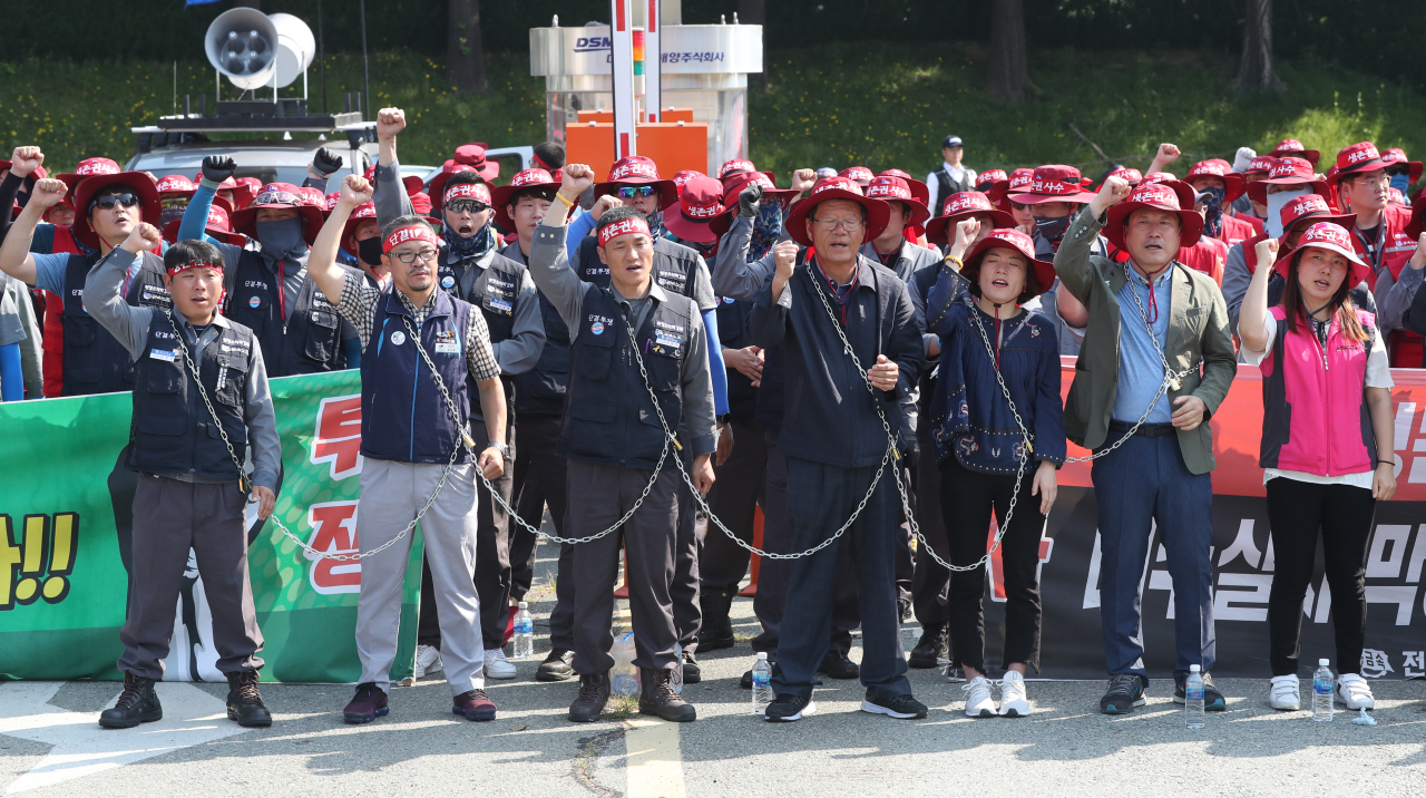 지난 3일 경남 거제시 대우조선해양 정문 앞에서 열린 대우조선해양 노조원들이 현대중공업 현장실사를 반대하는 구호를 외치고 있다. [연합]
