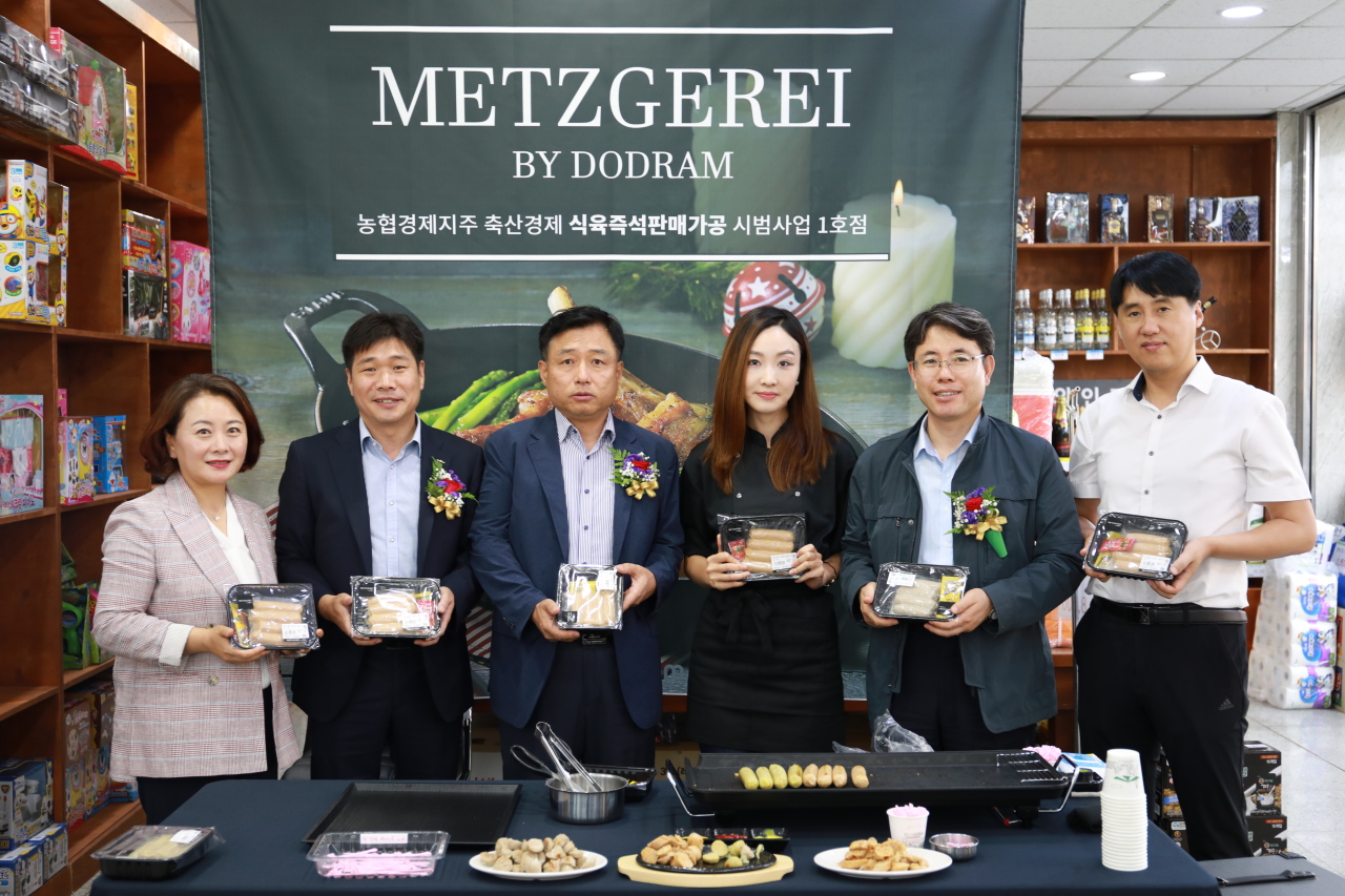 참석자들이 한국형 메쯔거라이 농협1호점 오픈행사에서 기념촬영을 하고 있다. 왼쪽부터 도드람푸드 강현정 이사, 도드람양돈농협 공춘식 본부장, 축산유통부 김경수 부장 [농협 제공]