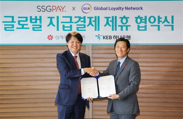 한준성 KEB하나은행 미래금융그룹 부행장(좌)과 김장욱 신세계I&C 대표가 업무협약을 체결하는 모습.  [신세계 I&C 제공]