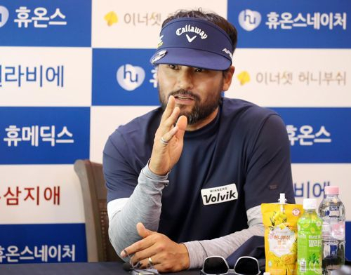 지난 5월 11일 인천 드림파크 컨트리클럽에서 열린 한국프로골프(KPGA) 코리안투어 제2회 휴온스 엘라비에 셀러브리티 프로암(총상금 6억원) 3라운드에 출전한 뒤 기자회견 갖는 박찬호 한국야구위원회(KBO) 국제홍보위원 [연합"]