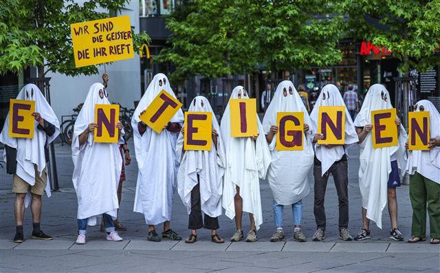 <YONHAP PHOTO-3525> epa07655194 Activists from the Attac movement holding banners making the word 'expropriate' demonstrate in protest outside the Deutsche Wohnen building prior to the start of its annual general meeting (AGM) in Frankfurt am Main, Germany, 18 June 2019. Demonstrators protested against the real estate company saying that fewer and fewer people could afford housing in big cities. EPA/ARMANDO BABANI/2019-06-18 18:54:40/ <저작권자 ⓒ 1980-2019 ㈜연합뉴스. 무단 전재 재배포 금지.>