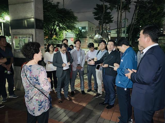 박원순 서울시장이 21일 새벽 문래동 아파트 단지를 방문에 주민 이야기를 듣고 시민들의 불편을 최소화하고 대책을 강구하라고 지시하고 있다.  [서울시 제공]