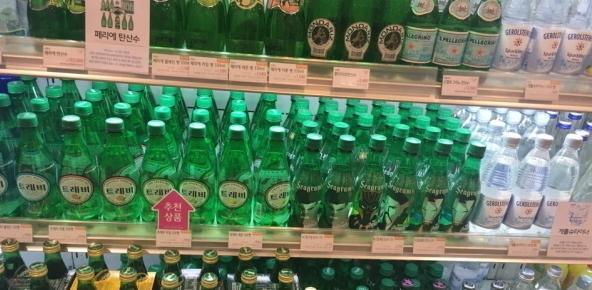 지난해 국내 탄산수 시장은 마트, 편의점 등 소매점 판매를 기준으로 868억원 규모에 달했다. (사진 왼쪽부터) 트레비 4종, 씨그램 THE탄산 레몬, 애플민트, 빅토리아 수박.
[롯데칠성음료·코카콜라·웅진식품 제공]
