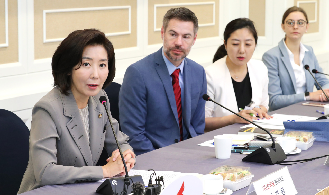 <YONHAP PHOTO-1458> 나경원, '에너지믹스의 해법을 묻는다 간담회에서' (서울=연합뉴스) 김주형 기자 = 나경원 원내대표(왼쪽)가 21일 오전 국회에서 자유한국당 탈원전 저지 특별위원회 주최로 열린 '지구와 대한민국을 살리는 에너지믹스의 해법을 묻는다' 마이클 셸렌버거(왼쪽 두번째) 초청간담회에서 발언하고 있다. 2019.6.21 kjhpress@yna.co.kr/2019-06-21 08:34:53/ <저작권자 ⓒ 1980-2019 ㈜연합뉴스. 무단 전재 재배포 금지.>
<YONHAP PHOTO-1458> 나경원, '에너지믹스의 해법을 묻는다 간담회에서' (서울=연합뉴스) 김주형 기자 = 나경원 원내대표(왼쪽)가 21일 오전 국회에서 자유한국당 탈원전 저지 특별위원회 주최로 열린 '지구와 대한민국을 살리는 에너지믹스의 해법을 묻는다' 마이클 셸렌버거(왼쪽 두번째) 초청간담회에서 발언하고 있다. 2019.6.21 kjhpress@yna.co.kr/2019-06-21 08:34:53/ <저작권자 ⓒ 1980-2019 ㈜연합뉴스. 무단 전재 재배포 금지.>