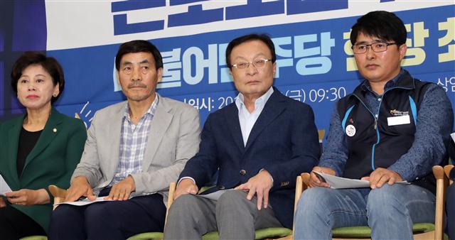 더불어민주당 이해찬 대표와 당 최고위원들, 방송스태프들이 21일 서울 마포구 한빛미디어노동인권센터에서 열린 방송 스태프 노동자 근로조건 개선을 위한 더불어민주당 현장최고위원회에 참석해 있다.    [연합]