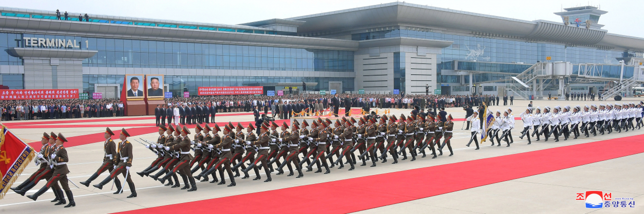 김정은 북한 국무위원장이 20일 평양 순안공항(평양국제비행장)에 도착한 시진핑(習近平) 중국 국가주석과 함께 북한 인민군 의장대를 사열하고 있다. 조선중앙통신 21일 오전 이를 보도했다. [연합]