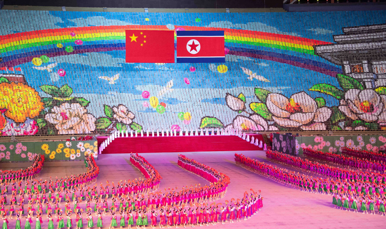 시진핑 중국 국가주석이 대대적인 평양 시민들의 환영 속에 북한 평양을 방문했다. 중국 최고지도자소는 14년만이다.[ AP]