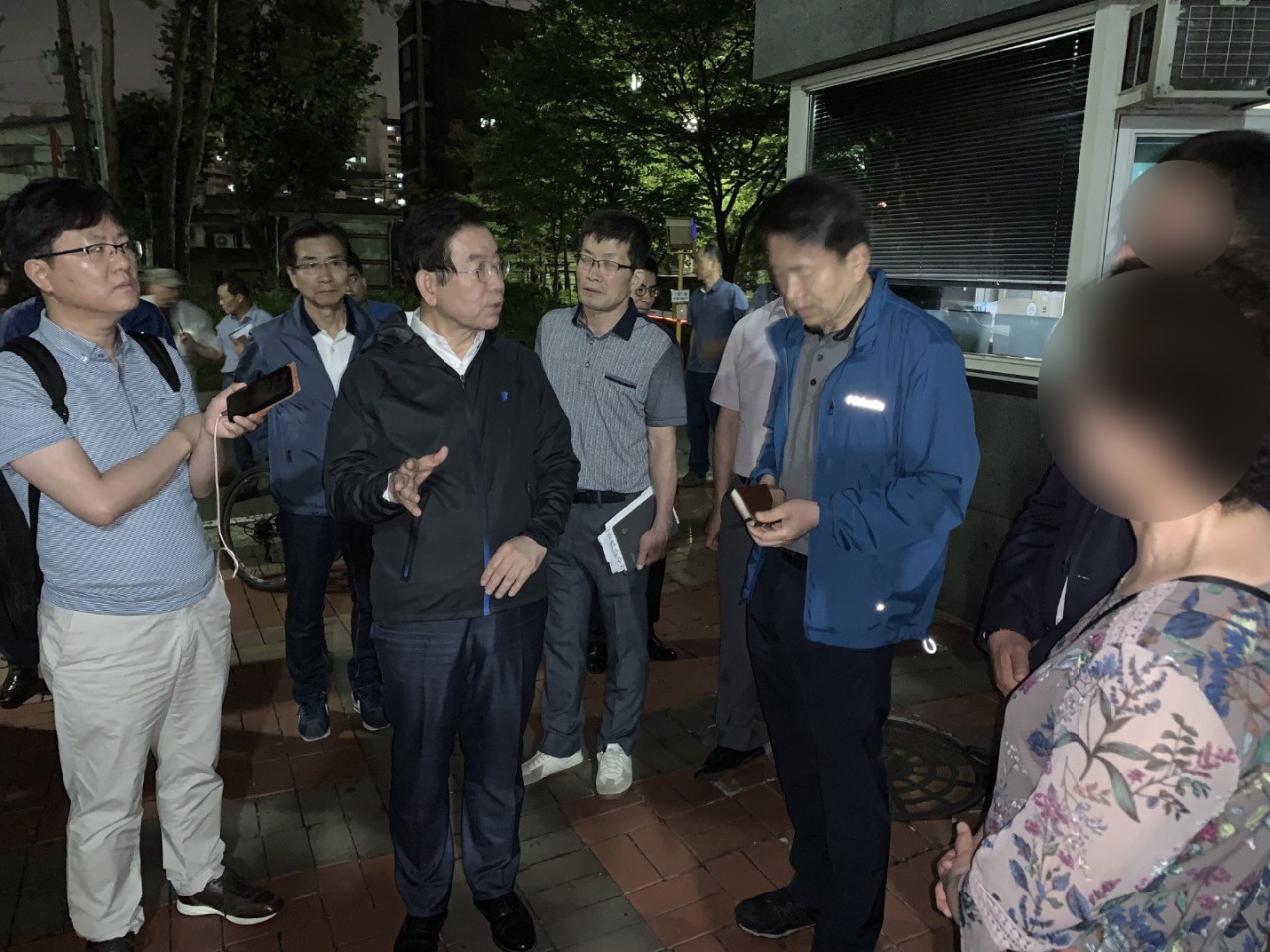Seoul Mayor Park Won-soon speaks to officials at the affected area in the early hours of Friday. Yonhap