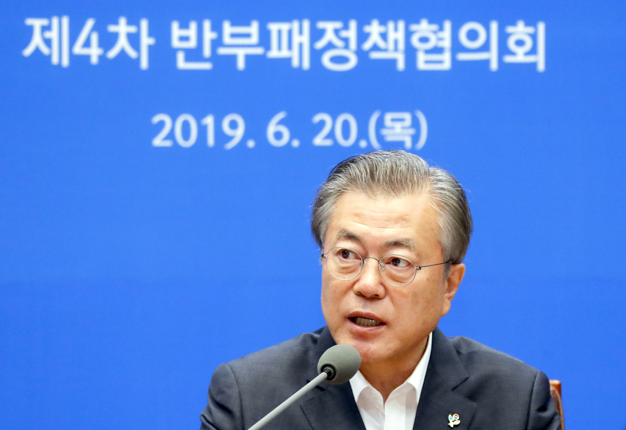 President Moon Jae-in speaks at an anti-corruption commission meeting in Seoul on Thursday. Yonhap
