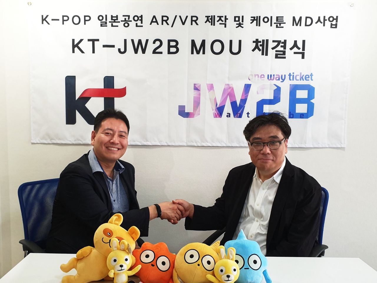 KT Vice President Chun Dae-jin shakes hands with JW2B President Ko Gwang-won during a ceremony for the signing of a memorandum of understanding in Tokyo on Thursday