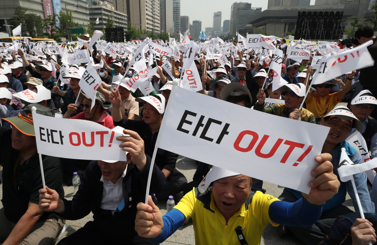 Taxi drivers hold a protest against Tada's carpooling service. Yonhap