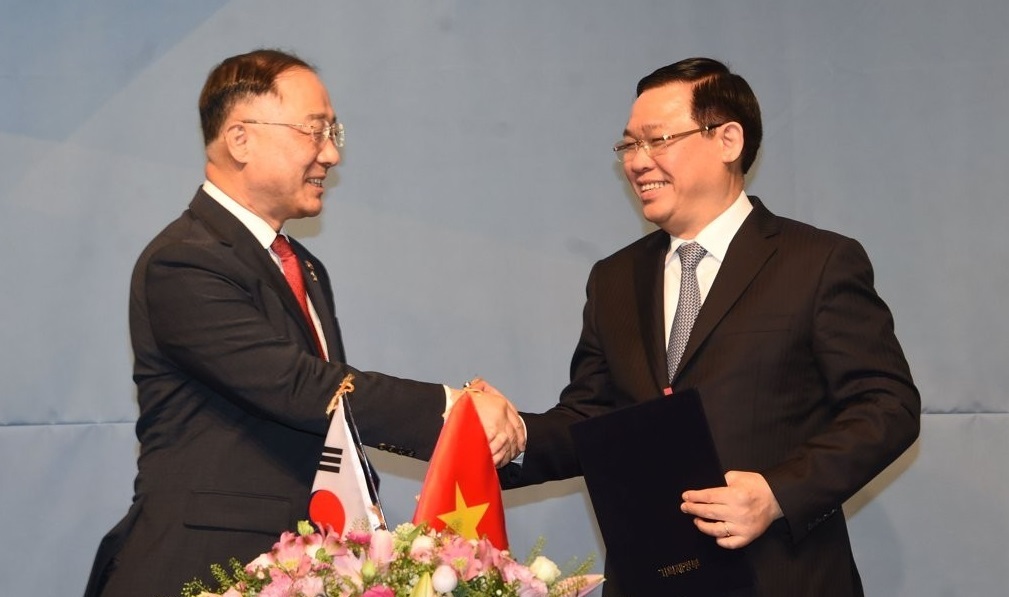 Hong Nam-ki (L), the minister of economy and finance, shakes hands with Vietnam's Deputy Prime Minister Vuong Dinh Hue after their talks at a Seoul hotel on June 21, 2019, in this photo provided by the ministry.(Yonhap)