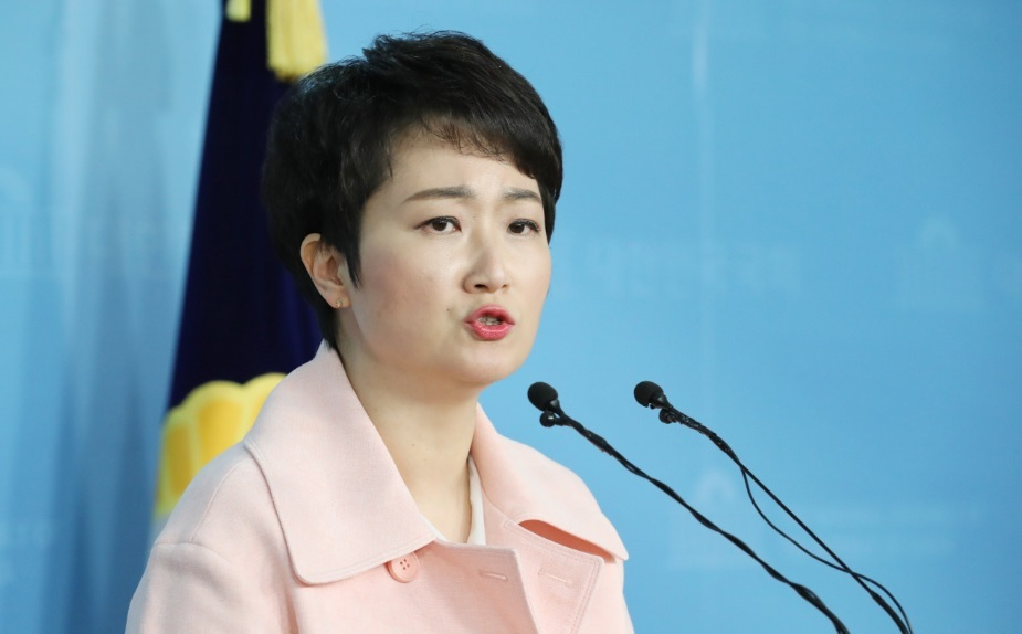 이언주 의원이 1일 자신의 페이스북을 통해 30일 남북미 '판문점 회동'에 대해 "트럼프-김정은의 한편의 멋진 '리얼리티 쇼'긴 했다"라고 밝혔다. [연합]