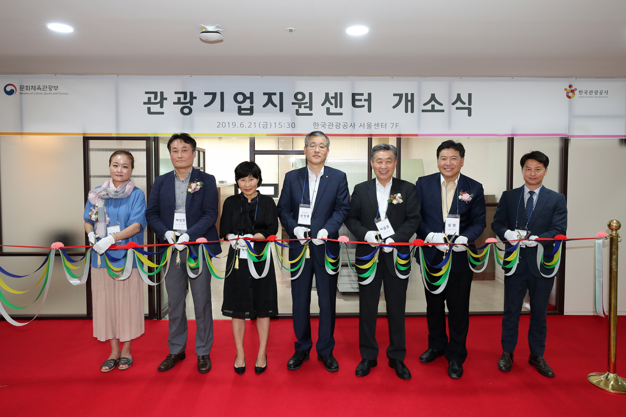 지난 21일 오후 한국관광공사 서울센터에 위치한 관광기업지원센터 개소식에 참석한 관계자들이 테이프 커팅 행사에 참여하고 있다.