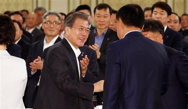 문재인 대통령이 지난 21일 청와대에서 오찬에 참석한 한국자유총연맹 임원들과 인사하고 있다.    [연합]