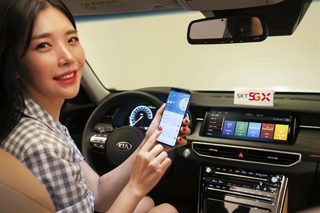 SK텔레콤 모델이 기아 K7프리미어에 ‘카투홈ㆍ홈투카‘ 서비스 탑재를 알리고 있다.  [SK텔레콤 제공]