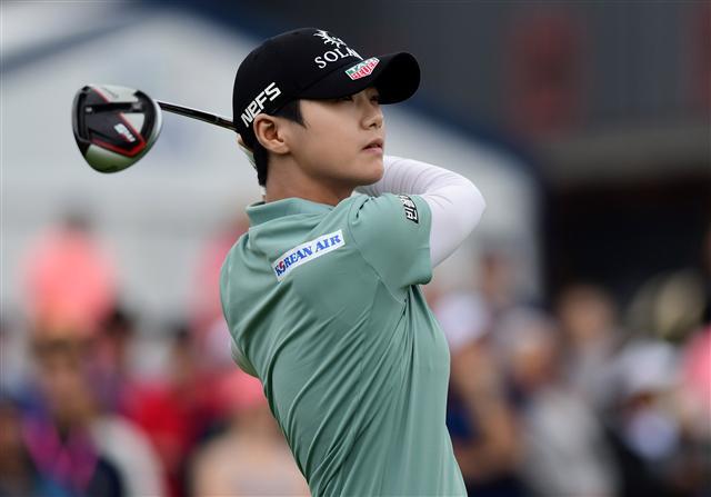 <YONHAP PHOTO-1112> Jun 23, 2019; Chaska, MN, USA; Sung Hyun Park watches her shot off the first tee during the final round of the KPMG Women's PGA Championship at Hazeltine National Golf Club. Mandatory Credit: Thomas J. Russo-USA TODAY Sports/2019-06-24 06:56:50/ <저작권자 ⓒ 1980-2019 ㈜연합뉴스. 무단 전재 재배포 금지.>