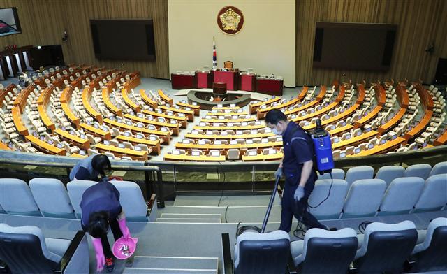 국회 본회의와 이낙연 국무총리의 시정연설을 앞둔 24일 오전 국회 관계자가 본회의장을 청소하고 있다. 자유한국당은 이날 시정연설에도 불참 의사를 밝혔다.   [연합]