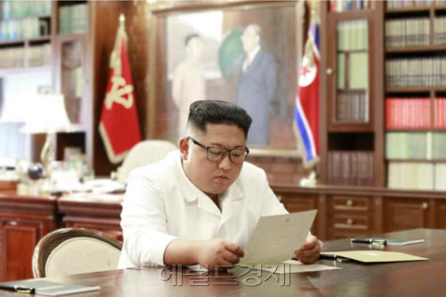 김정은 북한 국무위원장과 도널드 트럼프 미국 대통령이 친서를 주고받으며 하노이 결렬 이후 교착국면에 빠진 북미 비핵화협상 재개 기류가 조성되고 있지만 북미간 비핵화해법 등을 둘러싼 간극은 여전히 큰 상태다. 김 위원장이 자신의 집무실에서 트럼프 대통령의 친서를 읽고 있다. [헤럴드DB]