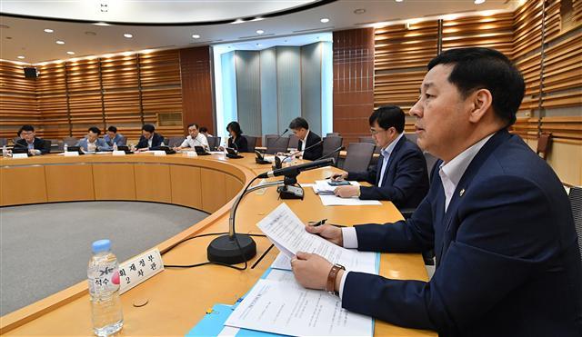 정부가 6조7000억원 규모의 추가경정예산(추경)을 편성해 국회에 제출한지 2개월이 지난 24일에야 국회에서 ‘지각’ 시정연설이 열리게 됐지만 국회 파행으로 국회 통과는 여전히 오리무중이다. 지난 21일 서울지방조달청에서 구윤철(오른쪽) 기획재정부 2차관 주재로 교육부ㆍ과기부ㆍ산업부ㆍ고용부 등 관련 부처가 참석한 가운데 범정부 추경 태스크포스(TF) 5차 회의가 열리고 있다.  [기획재정부 제공]