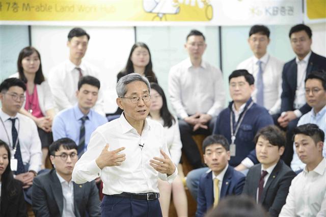 윤종규 회장이 지난 5월 KB증권에서 열린 타운홀 미팅에서 그룹의 경영전략을 설명하고 있다.   [KB금융그룹 제공]