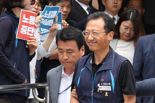 김명환 민주노총 위원장이 21일 서울 양천구 서울남부지방법원에서 영장실질심사를 받은 뒤 법정을 나서고 있다.  [연합]