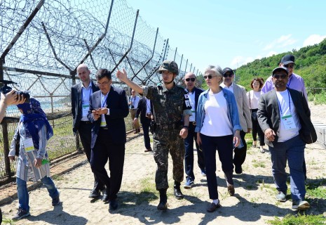 Foreign minister, diplomats visit DMZ hiking trail