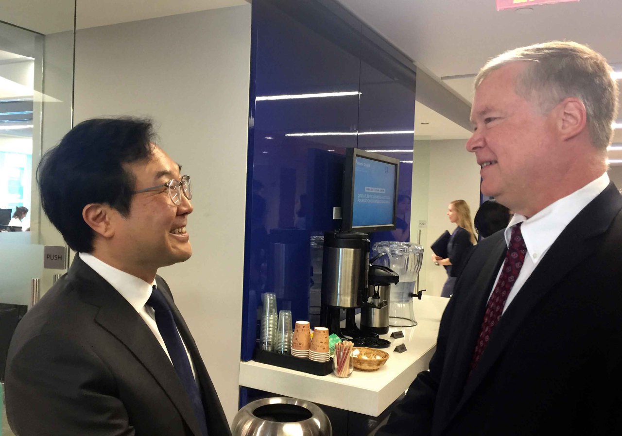 US Special Representative for North Korea Stephen Biegun and Lee Do-hoon, special representative for Korean Peninsula peace and security affairs at the foreign ministry (Yonhap)