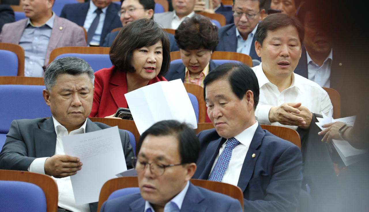 24일 오후 국회에서 열린 자유한국당 의원총회에서 참석한 의원들이 국회 정상화 합의문을 살펴보고 있다. [연합]