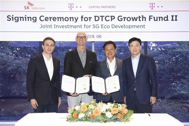 비첸테 벤토 DTCP 대표이사, 팀 회트게스 도이치텔레콤 회장, 박정호 SK텔레콤 사장, 하형일 SK텔레콤 코퍼레이트 디벨롭먼트 센터장(왼쪽부터)이 DTCP 펀드 투자를 위한 협약을 맺고 기념 촬영을 하고 있다.  [SK텔레콤 제공]