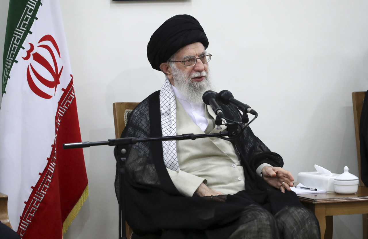 <YONHAP PHOTO-1330> In this picture released on Wednesday, June 19, 2019, by the official website of the office of the Iranian supreme leader, Supreme Leader Ayatollah Ali Khamenei speaks in a meeting at his residence in Tehran, Iran. President Donald Trump signed an executive order on Monday, June 24, 2019, targeting Iran's supreme leader and his associates with financial sanctions, the latest action the U.S. has taken to discourage Tehran from developing nuclear weapons and supporting militant groups. (Office of the Iranian Supreme Leader via AP)/2019-06-25 05:29:36/ <저작권자 ⓒ 1980-2019 ㈜연합뉴스. 무단 전재 재배포 금지.>
<YONHAP PHOTO-1330> In this picture released on Wednesday, June 19, 2019, by the official website of the office of the Iranian supreme leader, Supreme Leader Ayatollah Ali Khamenei speaks in a meeting at his residence in Tehran, Iran. President Donald Trump signed an executive order on Monday, June 24, 2019, targeting Iran's supreme leader and his associates with financial sanctions, the latest action the U.S. has taken to discourage Tehran from developing nuclear weapons and supporting militant groups. (Office of the Iranian Supreme Leader via AP)/2019-06-25 05:29:36/ <저작권자 ⓒ 1980-2019 ㈜연합뉴스. 무단 전재 재배포 금지.>