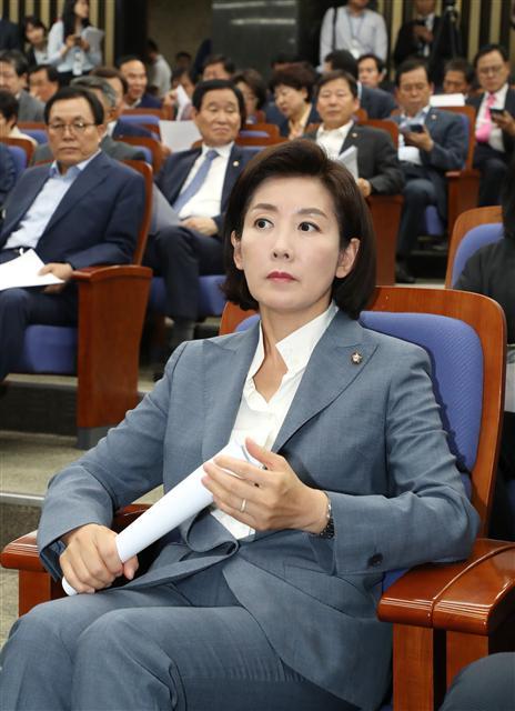 나경원 자유한국당 원내대표가 24일 오후 국회에서 열린 의원총회에 참석해 자리하고 있다.  [연합]
