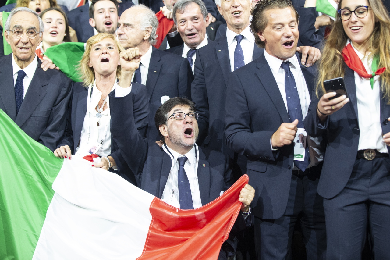 <YONHAP PHOTO-1504> epa07671026 Members of Milan-Cortina 2026 Winter Olympic Games bid delegation celebrate after winning the bid during the 134th International Olympic Committee (IOC) session at the SwissTech Convention Centre in Lausanne, Switzerland, 24 June 2019. EPA/XU JINQUAN / POOL/2019-06-25 05:35:46/ <저작권자 ⓒ 1980-2019 ㈜연합뉴스. 무단 전재 재배포 금지.>
<YONHAP PHOTO-1504> epa07671026 Members of Milan-Cortina 2026 Winter Olympic Games bid delegation celebrate after winning the bid during the 134th International Olympic Committee (IOC) session at the SwissTech Convention Centre in Lausanne, Switzerland, 24 June 2019. EPA/XU JINQUAN / POOL/2019-06-25 05:35:46/ <저작권자 ⓒ 1980-2019 ㈜연합뉴스. 무단 전재 재배포 금지.>