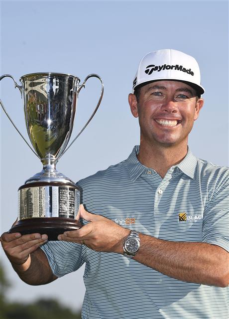 <YONHAP PHOTO-1363> Chez Reavie, winner of the Travelers Championship golf tournament, poses with the trophy, Sunday, June 23, 2019, in Cromwell, Conn. (AP Photo/Jessica Hill)/2019-06-24 07:52:49/ <저작권자 ⓒ 1980-2019 ㈜연합뉴스. 무단 전재 재배포 금지.>
