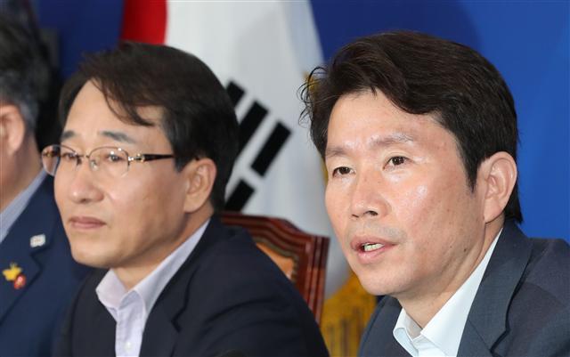 더불어민주당 이인영 원내대표가 25일 오전 국회에서 열린 원내대책회의에서 발언하고 있다.    [연합]