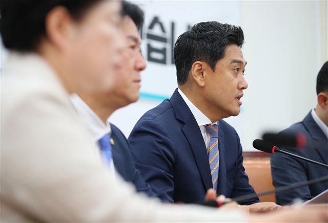더불어민주당 이인영 원내대표가 25일 오전 국회에서 열린 원내대책회의에서 발언하고 있다.    [연합]
