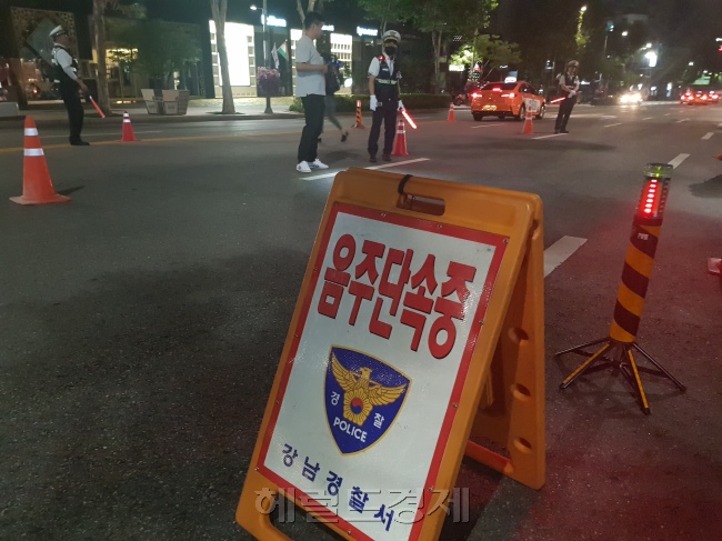 지난 25일 오전 1시께 강남경찰서 관계자들이 압구정 로데오 명품거리 인근에서 음주운전 단속을 진행중인 모습. [사진=김성우 기자/zzz@heraldcorp.com]