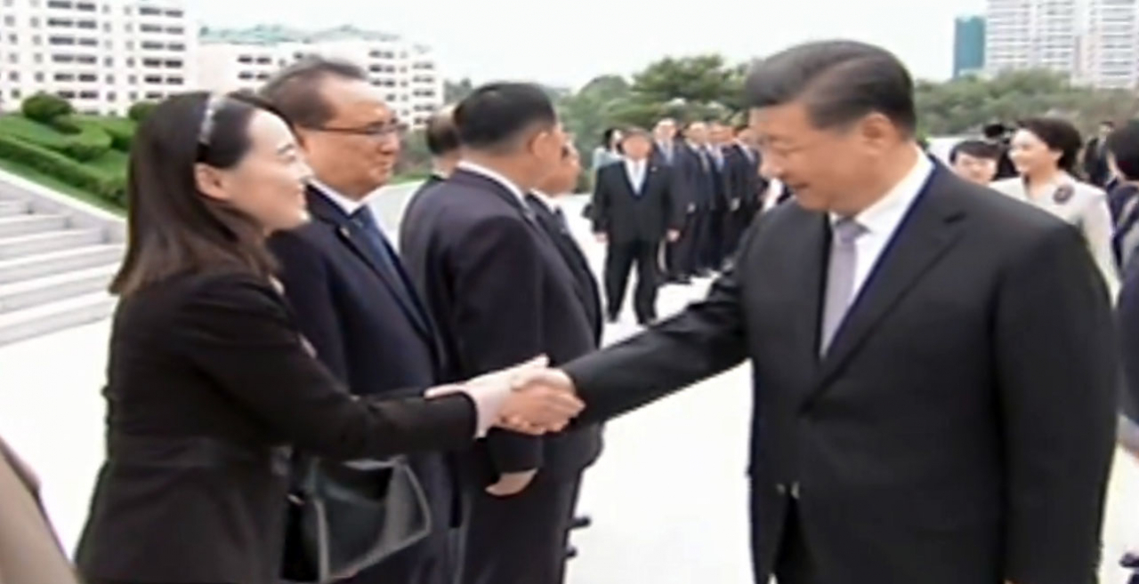 시진핑(習近平) 중국 국가주석이 지난 21일 평양 모란봉 기슭에 있는 북중 우의탑에서 참배와 기념관 방문을 마친 후 김여정 당 선전선동부 제1부부장과 악수하고 있다. [연합]
