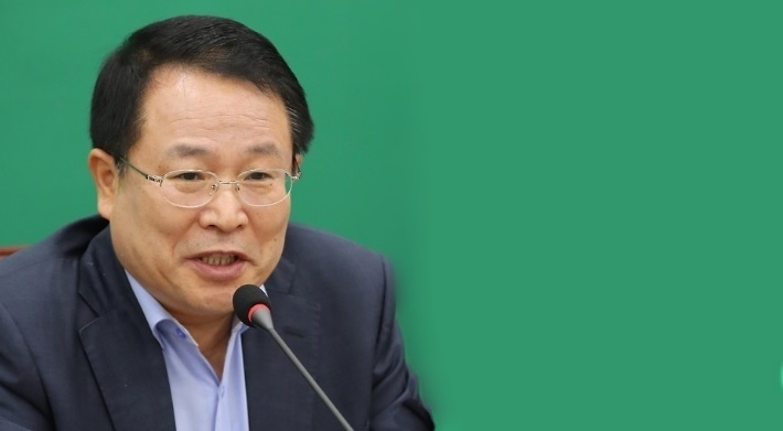 전북 익산율 정헌율 시장이 다문화가족 행사에 참석 그들의 자녀를 가리켜 "잡종대세" 등 인종차별적이며 성차별적 발언을 한 것으로 알려져 지역시민단체들이 기자회견을 열어 사퇴를 촉구했다. [연합]