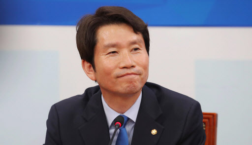 Lee In-young, floor leader of the ruling Democratic Party. (Yonhap)