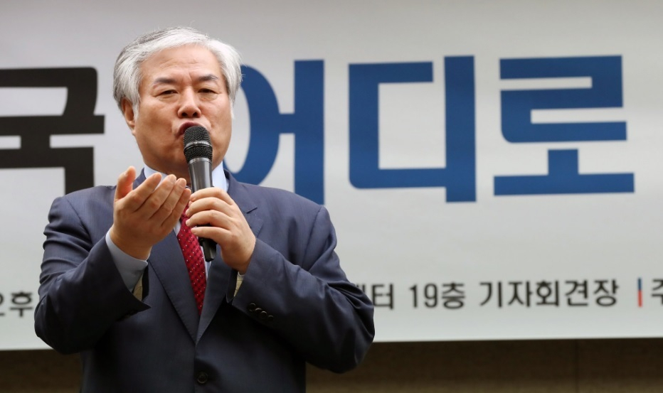 막말 논란을 부르고 있는 한국기독교총연합회 대표회장인 전광훈 목사가 또 다시 예배 설교 도중 송영선 전 국회의원에 대한 지지 발언을 했다가 서울시선거관리위원회로부터 제지를 받았다. 사진은 지난 11일 서울 중국 한국프레스센터에서 기자회견을 열고 있는 모습. [연합]