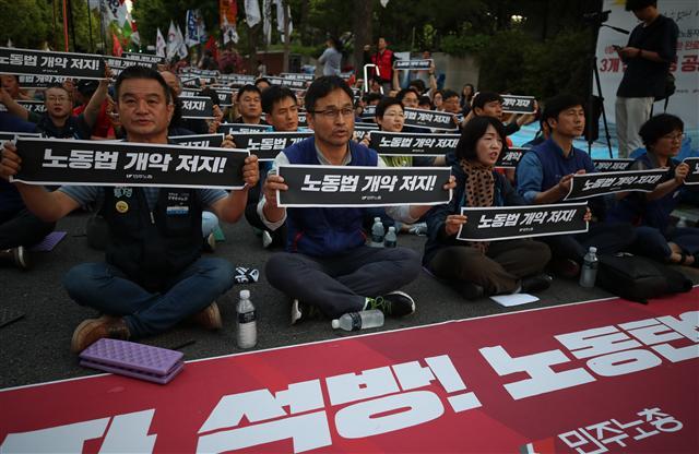 민주노총 수도권지역 간부들이 지난 22일 서울 종로구 청와대 인근에서 결의대회를 열어 전날 구속된 김명환 위원장의 석방과 노동탄압 중단을 촉구하고 있다.  [연합]