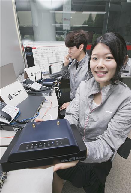 KT 연구원들이 서초구 우면동에 위치한 융합기술원에서 기업 전용회선 장애발생 시 5G 네트워크 전환과 관련한 테스트를 진행하고 있다.  [KT 제공]