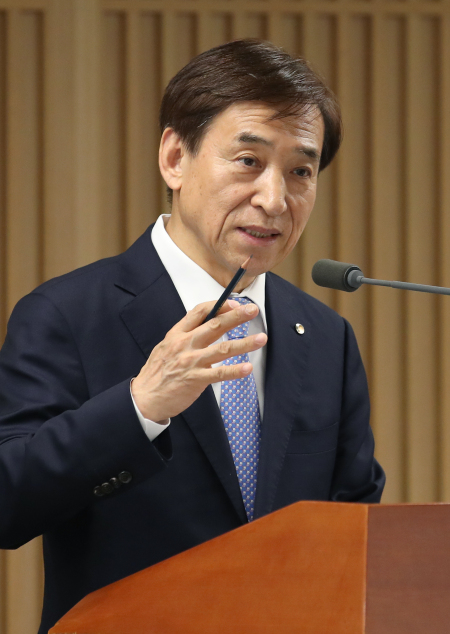 이주열 한국은행 총재가 지난 25일 서울 중구 세종대로 한은 본관에서 열린 오찬간담회에서 기자들의 질문에 답변하고 있다. [한국은행 제공]