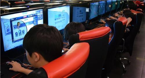 서울 시내 한 PC방에서 청소년들이 PC게임을 즐기고 있다.  [연합]